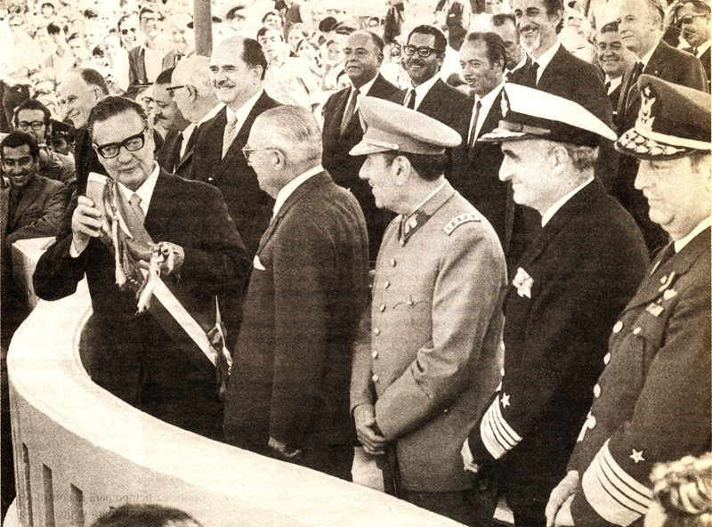 Presidente de Chile (1970 - 1973) Salvador Allende en el brindis durante la Parada Militar realizada en el entonces Parque Cousiño. Cerca de el: Carlos Prats, Pedro Vuskovic, José Tohá, Raúl Silva Henríquez, César Ruiz Danyau (Fach), Raúl Montero Cornejo (Armada)