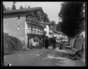 Mujeres en un camino cerca de Hondarribia, Guipúzcoa (1900)